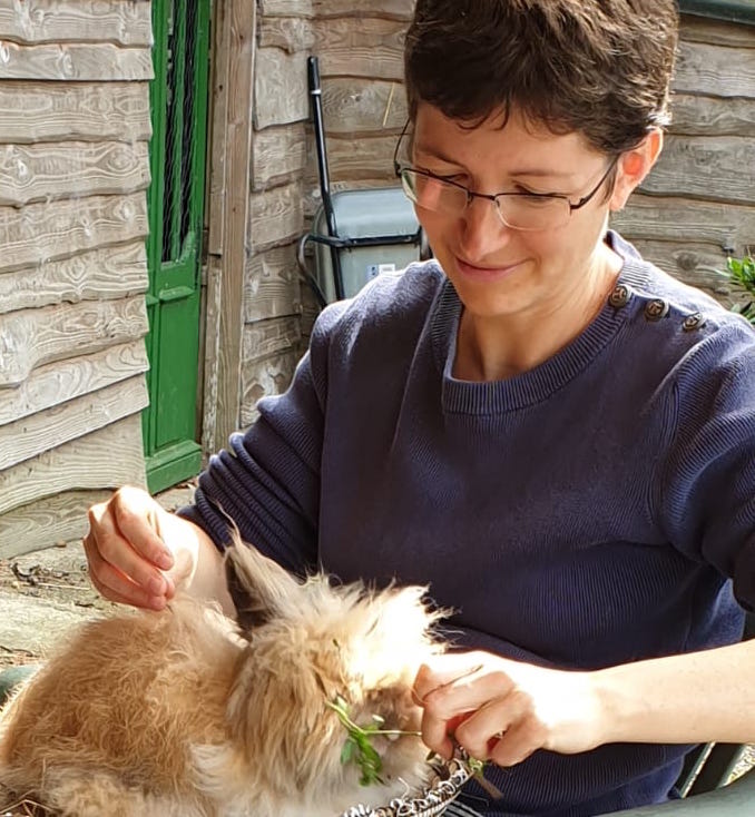 Stéphanie dans une ferme pédagogique, auprès d'un lapin.